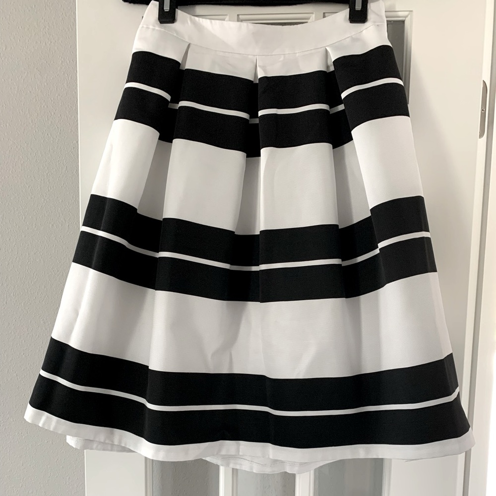 NWT Express Full Circle Black and White Skirt 6